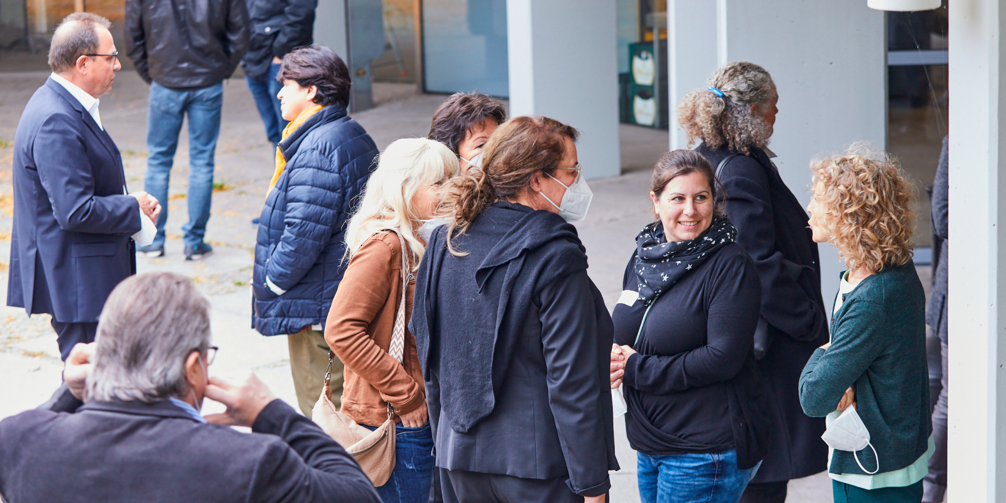 Gruppen von zwei bis vier Personen draußen im Gespräch