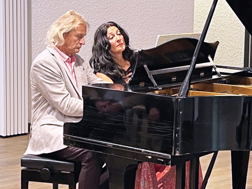 Die Pianisten Friedemann Rieger und Doriana Tchakarova spielen gemeinsam am Flügel beim Herbstempfang im Wohnstift Mönchfeld in Stuttgart.